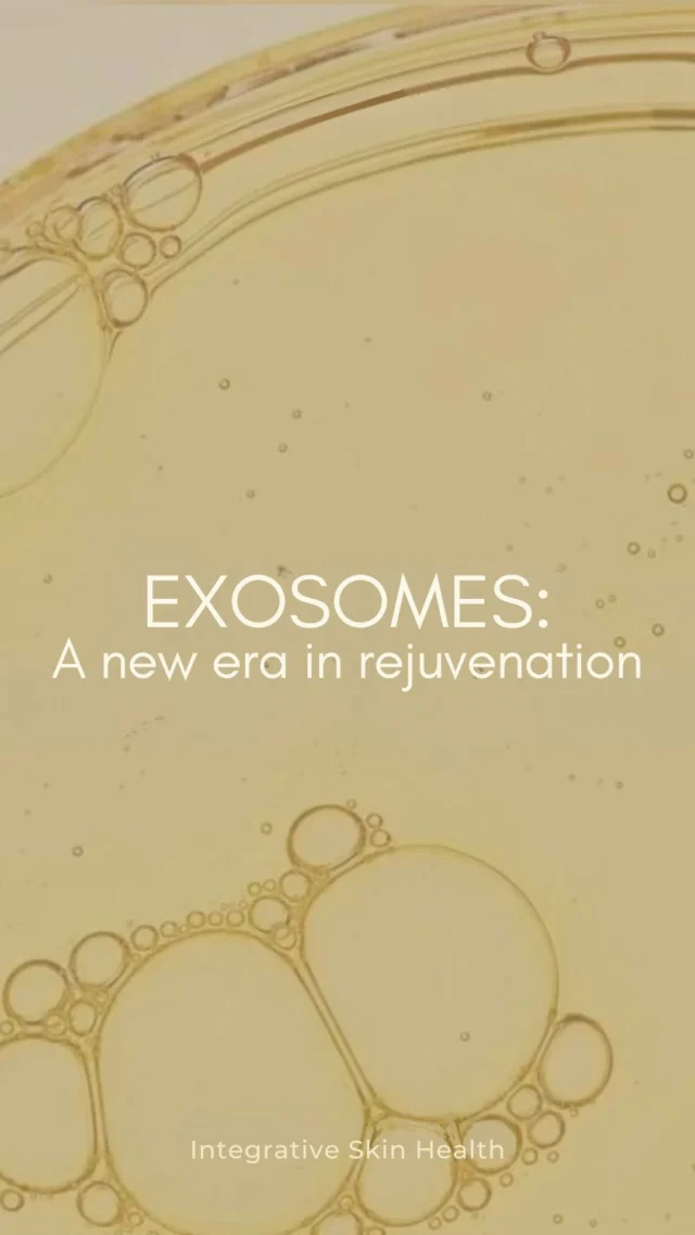 En el corazón de la cosmética de lujo contemporánea, los exosomas se consolidan como los nuevos protagonistas de los tratamientos dermocosméticos más sofisticados. Estos diminutos mensajeros celulares son capaces de transformar la piel desde el interior, promoviendo la regeneración, el equilibrio y la luminosidad con una precisión sin precedentes.

Melanze Cocktail incorpora un 2% de Exosomas de Manzana, potentes inhibidores de melanina que reducen manchas oscuras y unifican el tono. Su fórmula se enriquece con Probióticos que refuerzan la barrera cutánea y extractos botánicos de acción calmante y antioxidante 🌿

Profesional. Preciso. Poderosamente eficaz. Melanze Cocktail: el lujo de una piel clara, uniforme y radiante ✨
___

At the heart of contemporary luxury cosmetics, exosomes have emerged as the new key players in the most sophisticated dermocosmetic treatments. These tiny cellular messengers can transform the skin from within, promoting regeneration, balance, and radiance with unparalleled precision.

MELANZE Cocktail contains 2% Apple Exosomes, powerful melanin inhibitors that reduce dark spots and even out skin tone. Its formula is enriched with probiotics that strengthen the skin barrier and calming, antioxidant-rich botanical extracts 🌿

Professional. Precise. Powerfully effective. MELANZE Cocktail: the luxury of clear, even, radiant skin ✨

#Larimedical #exoxomes #melaninregulation #skinuniformity #depigmentationtreatment #professionaldermatology #advancedskincare #dermatologycare #aestheticmedicin #hyperpigmentationsolution #chamomileextract #naturalskincare #skincareprofessionals