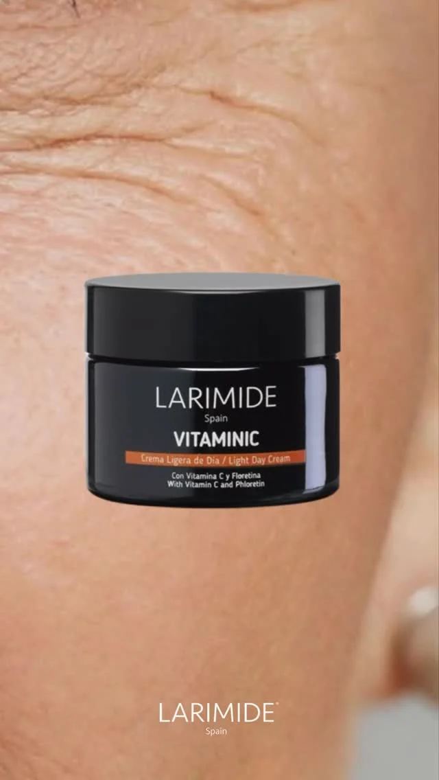 Olvida la piel apagada y despierta un rostro que irradia luz natural con Vitaminic 💛

✔️Fórmula ultraligera que se funde al instante
✔️Vitamina C + floretina para iluminar y unificar
✔️Ingredientes naturales que miman tu piel
✔️Brillo saludable y frescura, sin pesadez

Energía para tu piel, todos los días ✨

___

Forget dull skin and awaken a complexion that radiates natural glow with Vitaminic 💛

✔️ Ultra-light formula that melts instantly.
✔️ Vitamin C + floretin to brighten and even skin tone.
✔️ Natural ingredients that pamper your skin.
✔️ Healthy radiance and freshness, without heaviness.

Energy for your skin, every day ✨

#larimide #vitaminc #pielradiante #luminosidadnatural #skincareroutine #cosmeticanatural #cuidadofacial #glowup