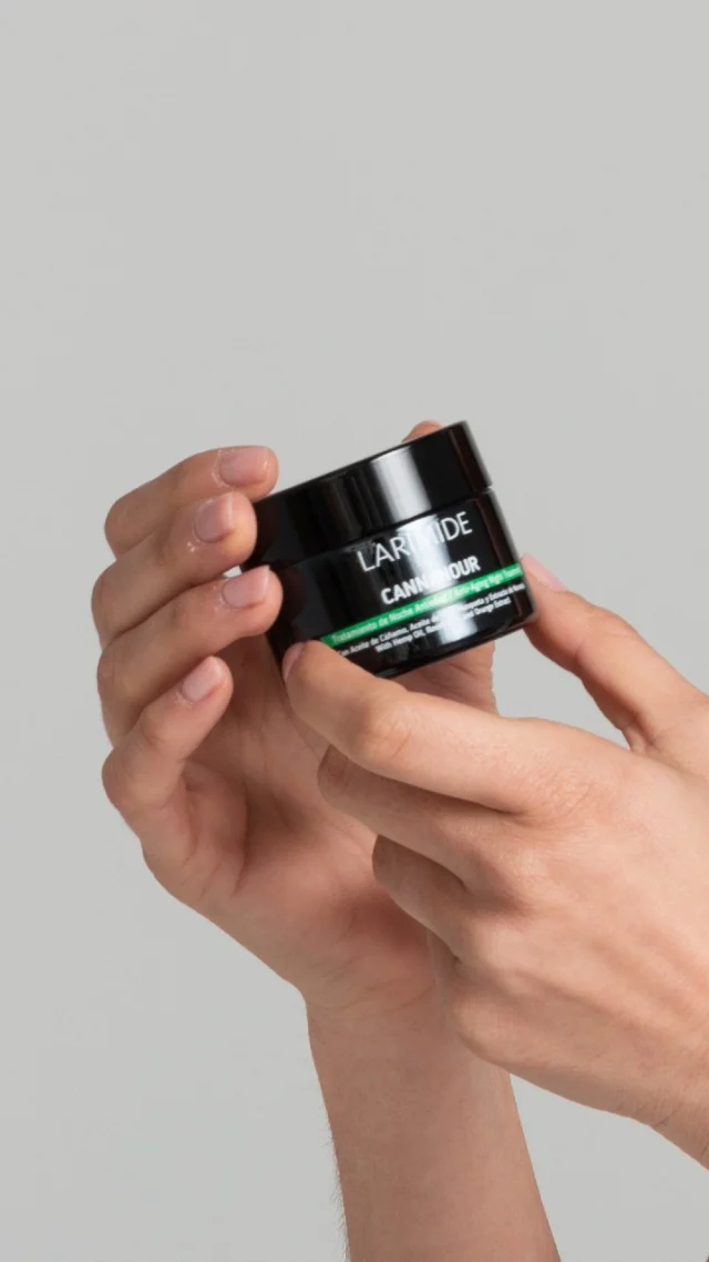 Descubre el combo perfecto de noche: Retibak + Cannanour 🌙.

El combo regenerador perfecto que trabaja mientras duermes para devolverle a tu piel firmeza, calma y luminosidad sin irritaciones.

🧬 Paso 1 - Retibak

Aplicado sobre la piel limpia, este sérum de última generación estimula la renovación celular con bakuchiol (la alternativa vegetal al retinol), ácido hialurónico y activos epigenéticos. Mejora textura, firmeza y elasticidad desde las capas más profundas, respetando incluso las pieles más sensibles.

Paso 2 - Cannanour
Después del sérum, sella la rutina con esta crema rica en cannabidiol y agentes nutritivos. Calma, hidrata y regenera la piel durante la noche, reduciendo el estrés cutáneo y reforzando la barrera natural.

Al despertar verás los resultados:

👉 Piel más firme, luminosa y elástica
👉 Reducción de líneas finas y signos de fatiga
👉 Sensación de confort y suavidad

Una rutina ideal si buscas combatir los signos del envejecimiento con tecnología avanzada y máxima tolerancia. Porque cuidar tu piel también es respetarla.

--

Discover the perfect night-time duo: Retibak + Cannanour 🌙

The ultimate regenerating combination that works while you sleep to restore firmness, soothe sensitivity, and revive radiance without irritation.

🧬 Step 1 – Retibak

Applied to clean skin, this next-generation serum stimulates cellular renewal with bakuchiol (the plant-based alternative to retinol), hyaluronic acid, and epigenetic actives. It enhances texture, firmness, and elasticity from the deeper layers of the skin, making it suitable even for the most sensitive complexions.

Step 2 – Cannanour 

Follow with this rich cream, infused with cannabidiol and nourishing agents, to lock in your routine. It calms, hydrates, and regenerates the skin overnight, reducing skin stress and reinforcing the skin’s natural barrier.

An ideal routine for those seeking to combat the signs of ageing with advanced technology and maximum skin tolerance—because caring for your skin also means respecting it.

#larimide #beauty #cosmetica #skincare #belleza #beautytips #antiarrugas